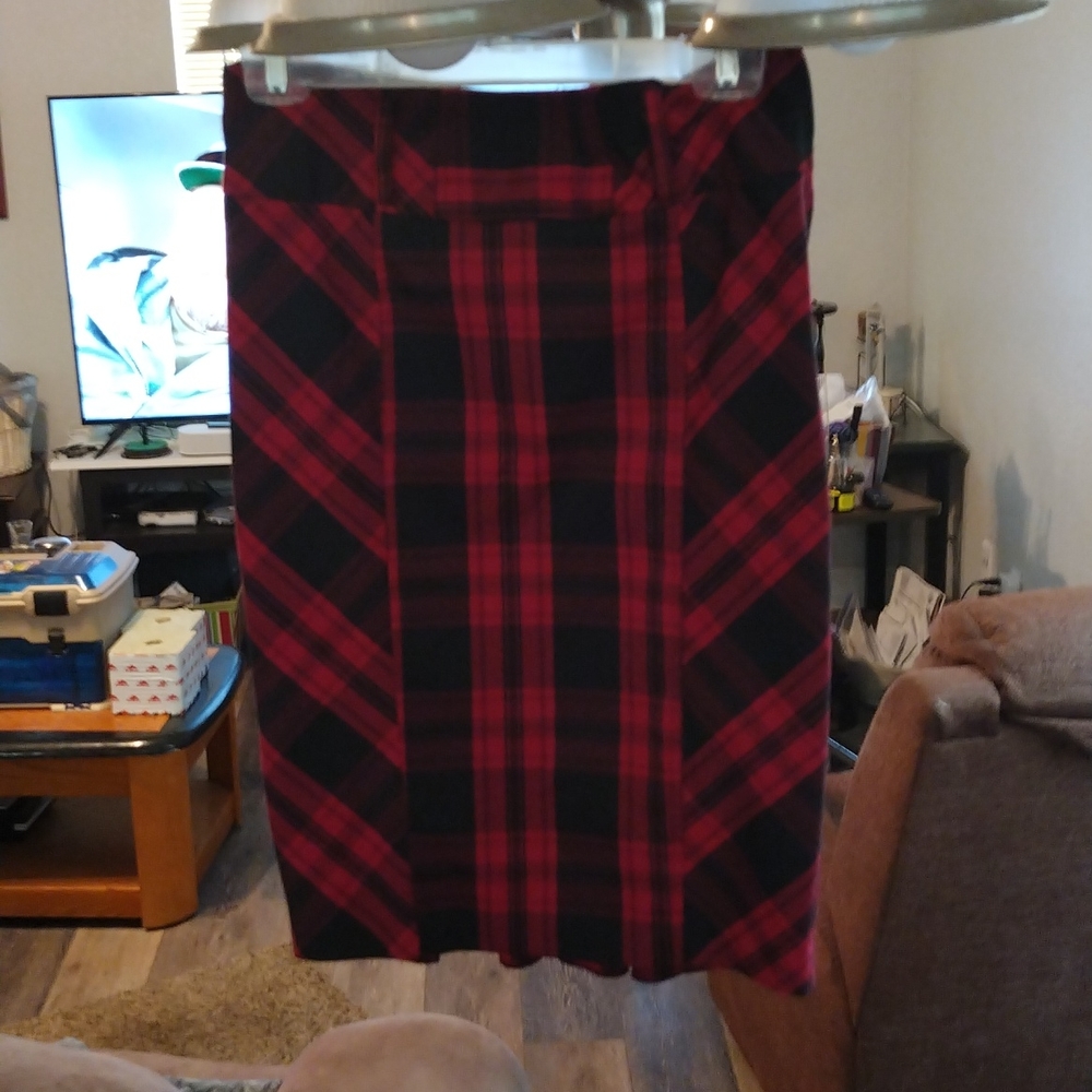 red and black plaid women's small pencil skirt with a ruffle on the rear
